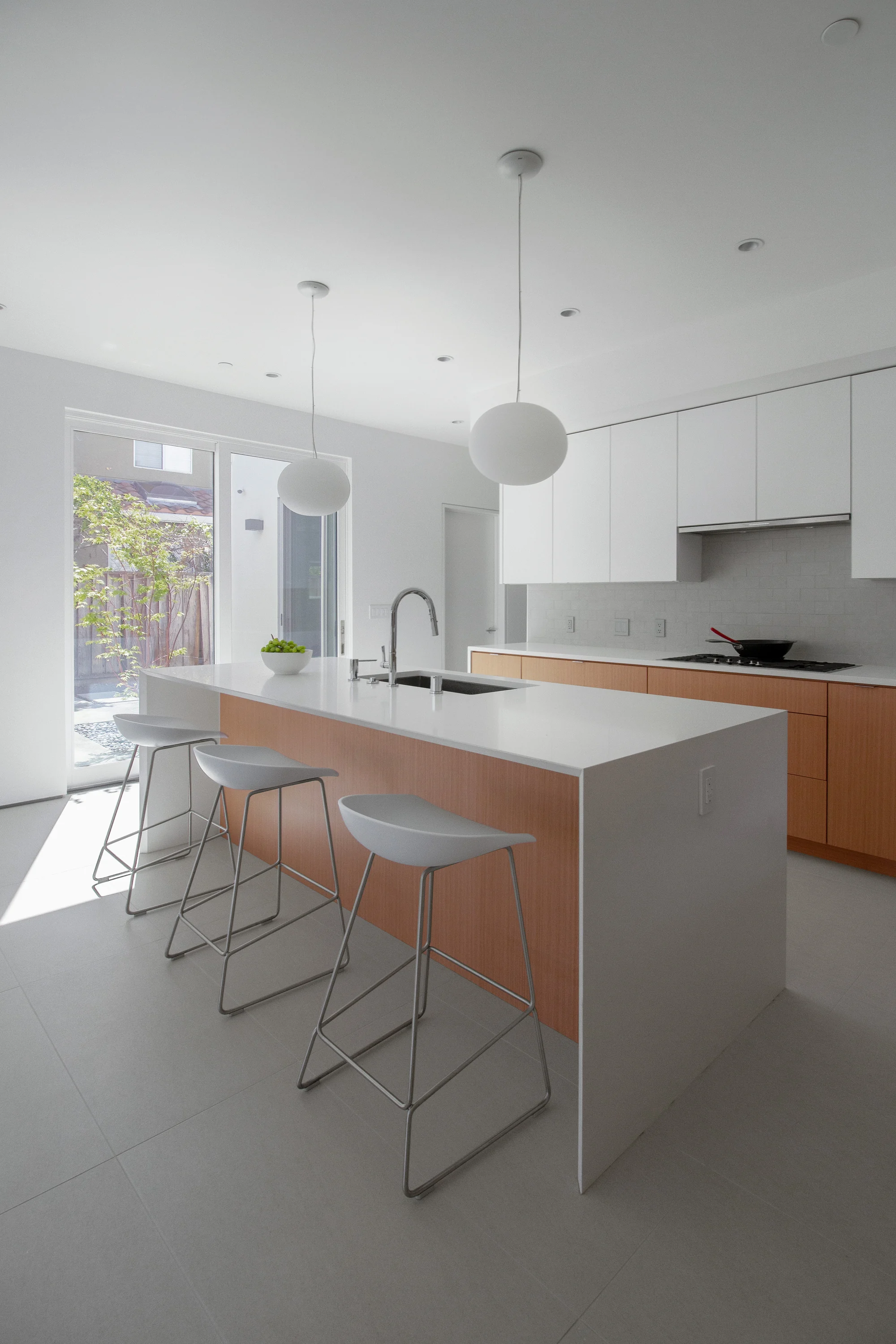 Second view of the kitchen and its connection to the courtyard